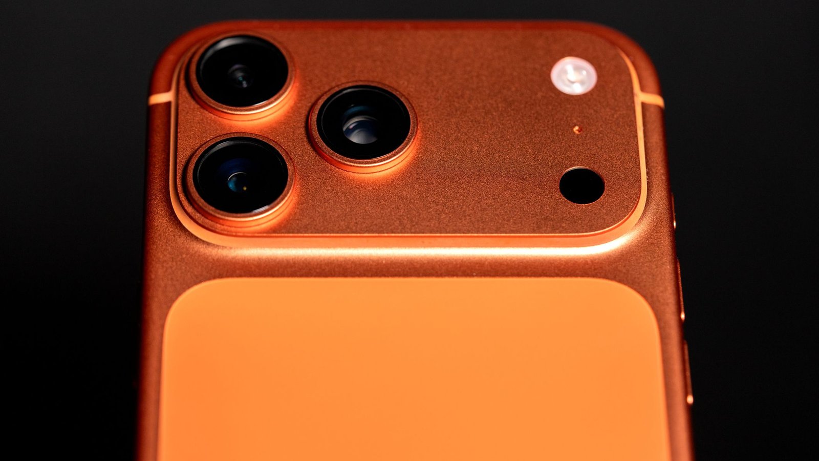 Apple é multada (de novo) por vender iPhone sem carregador no Brasil