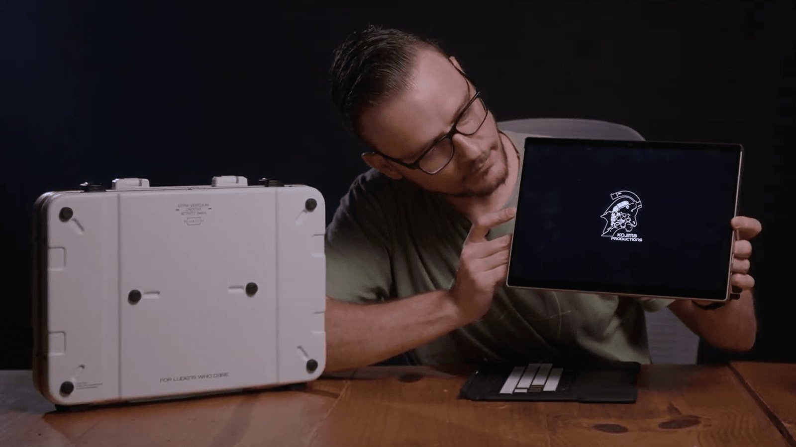 Asus lança no Brasil edição limitada de laptop feito com Kojima; preço é de chorar