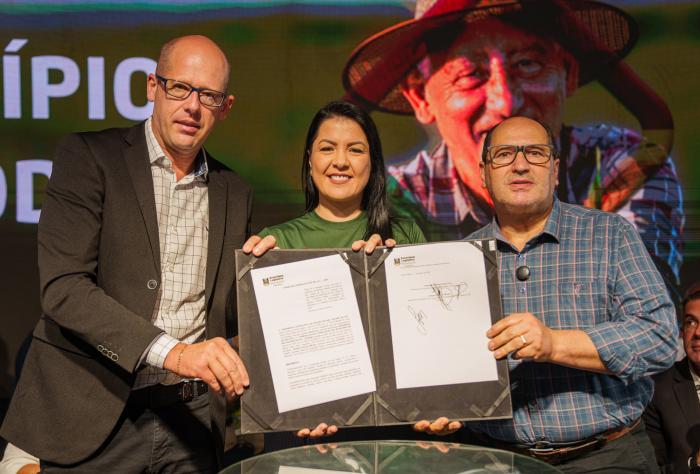 Famurs e Assembleia Legislativa firmam termo de cooperação para fortalecer pautas municipalistas