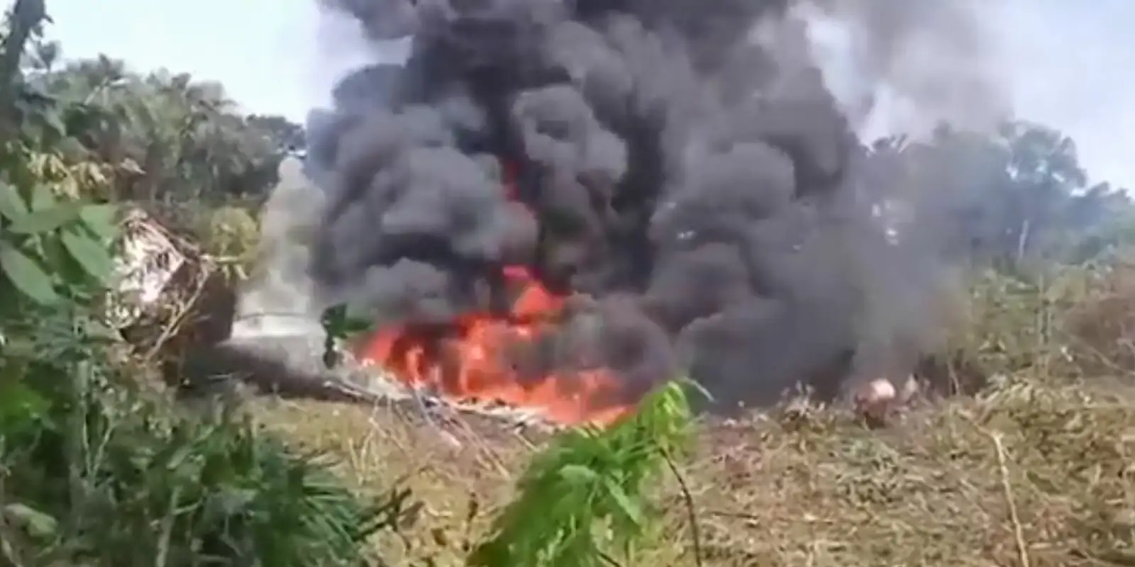 Avião militar com mais de 100 soldados a bordo cai na Colômbia