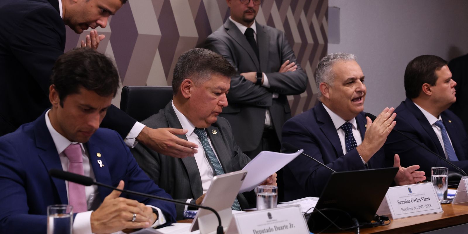 CPMI do INSS: sessão é paralisada após atrito entre oposição e governo