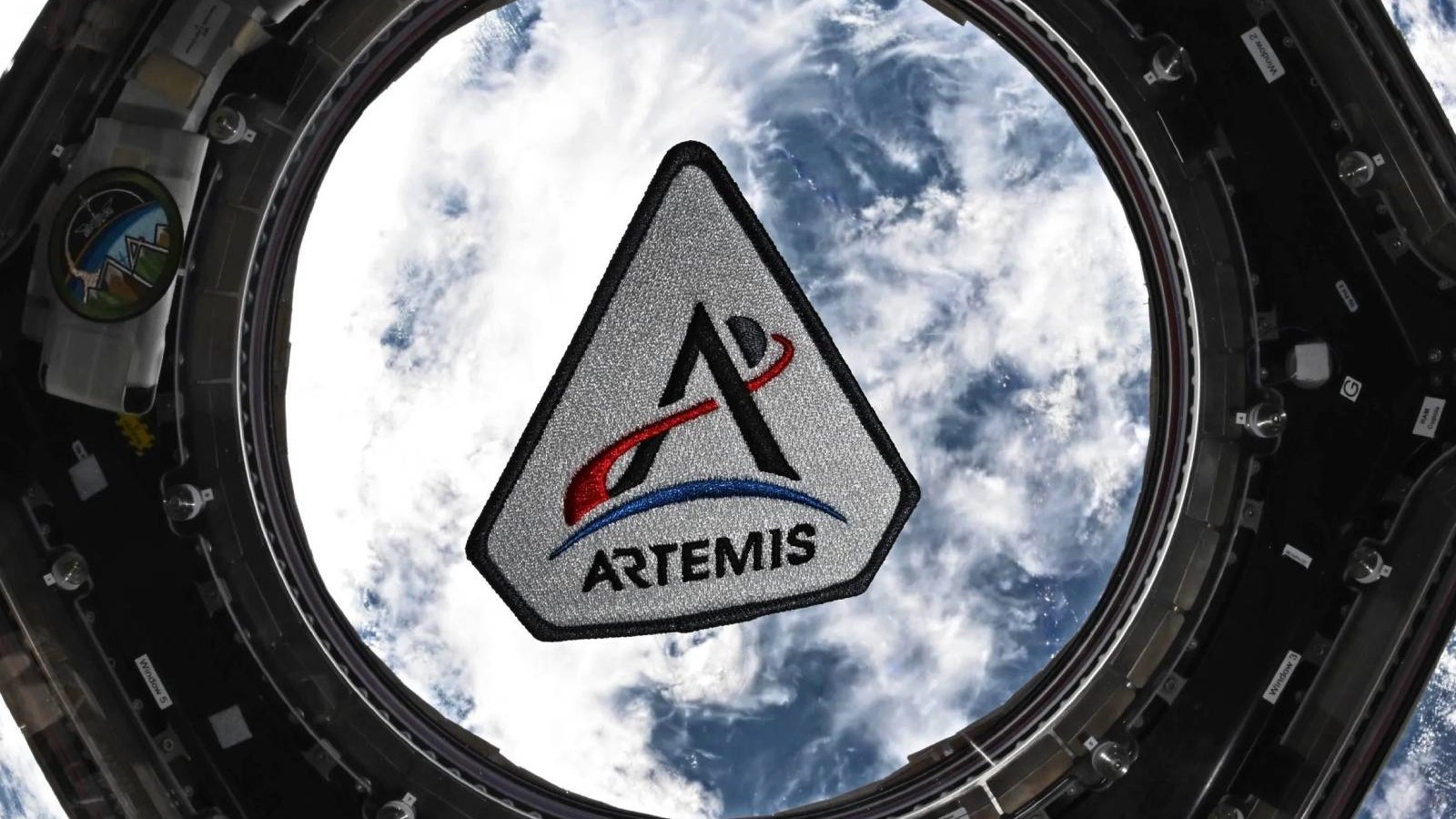 Astronautas da Artemis II usam iPhones e GoPros para registrar imagens do espaço