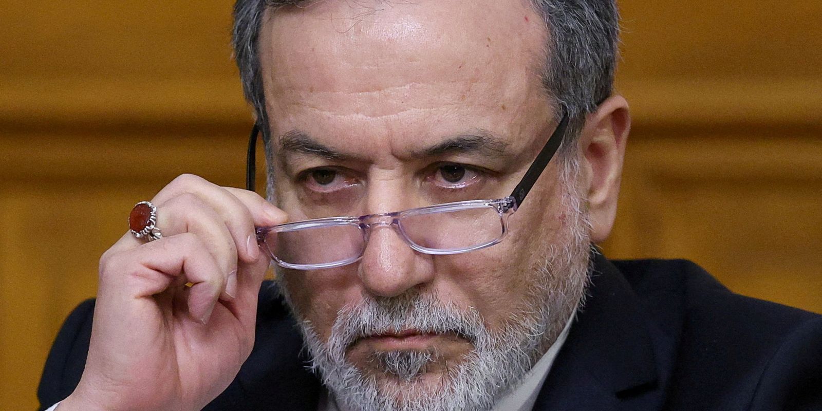 Irã confirma pausa em ataques e trânsito seguro no Estreito de Ormuz