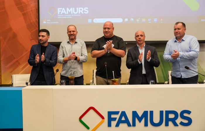 Ique Vedovato assume a presidência da Famurs em ato solene na sede da entidade