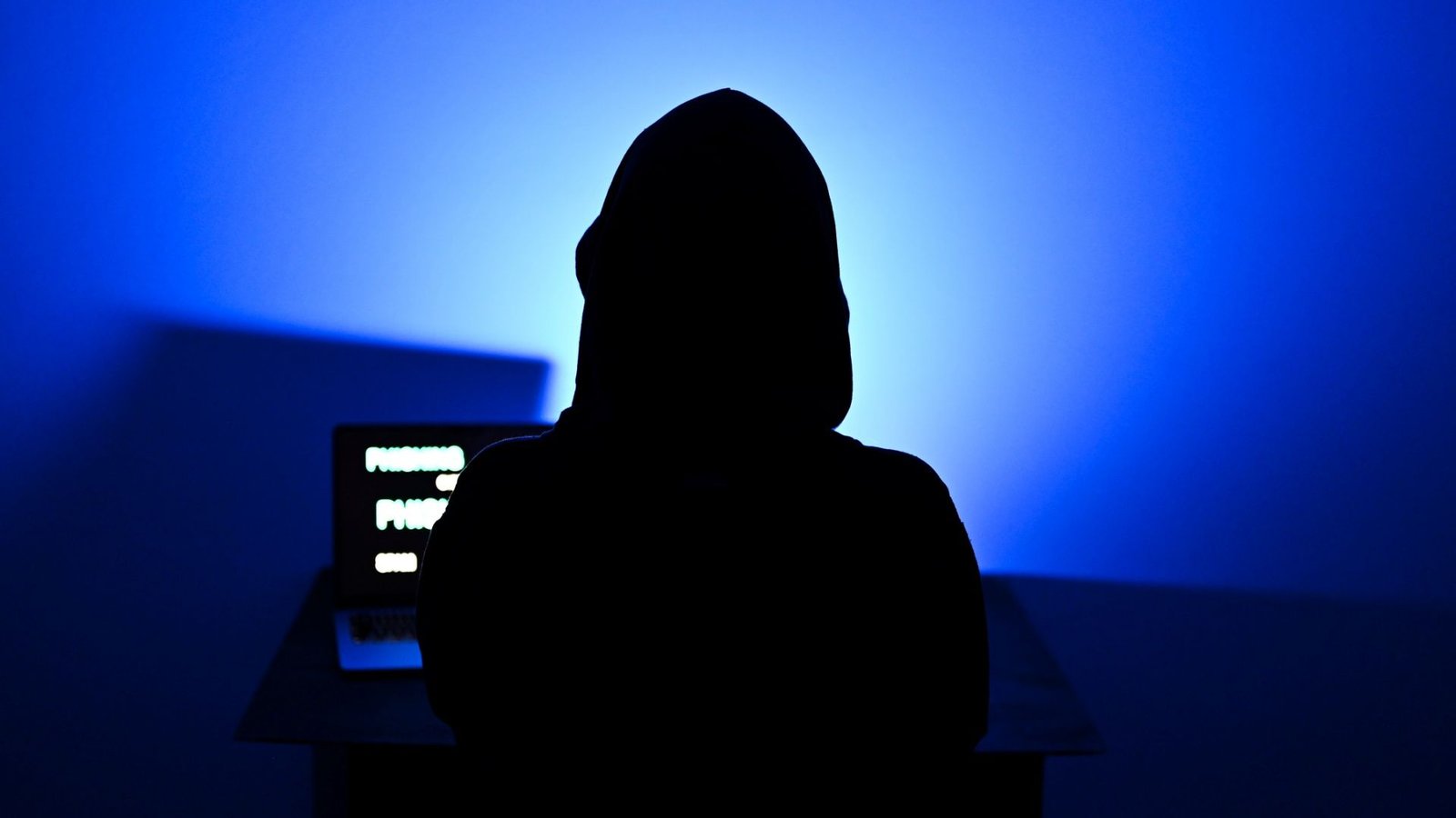 Denúncias de imagens de abuso infantil feitas com IA crescem 154%, revela relatório