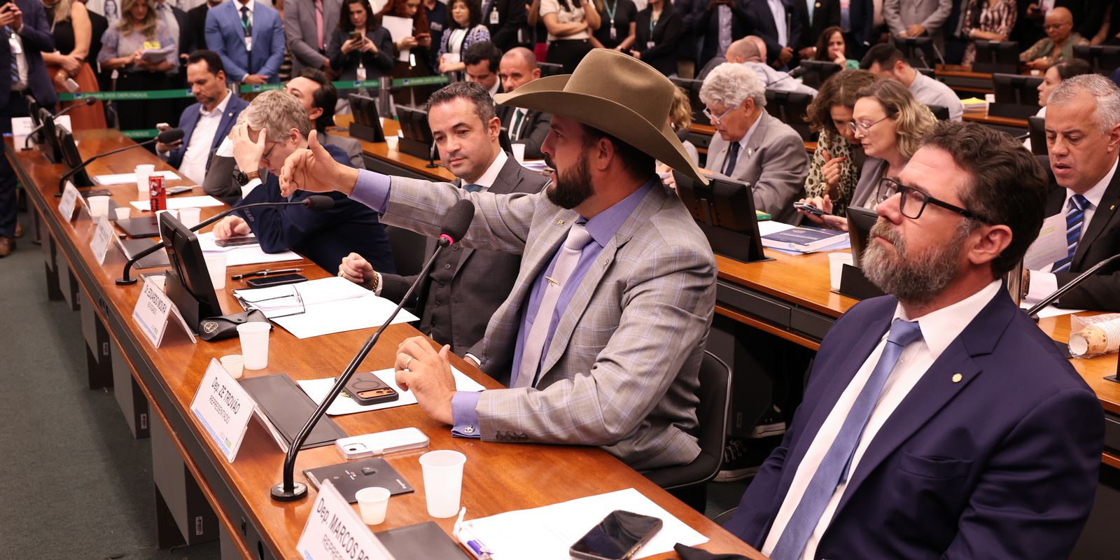 Deputados que ocuparam mesa da Câmara têm mandato suspenso por 60 dias