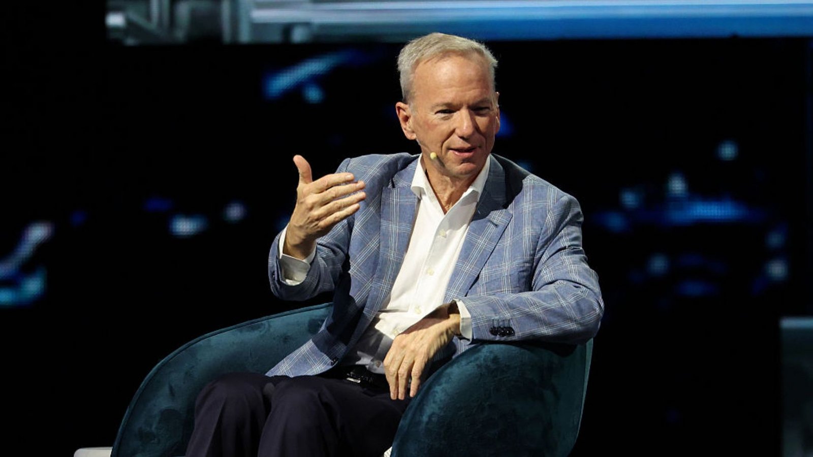 Ex-CEO do Google é vaiado em formatura ao falar sobre IA