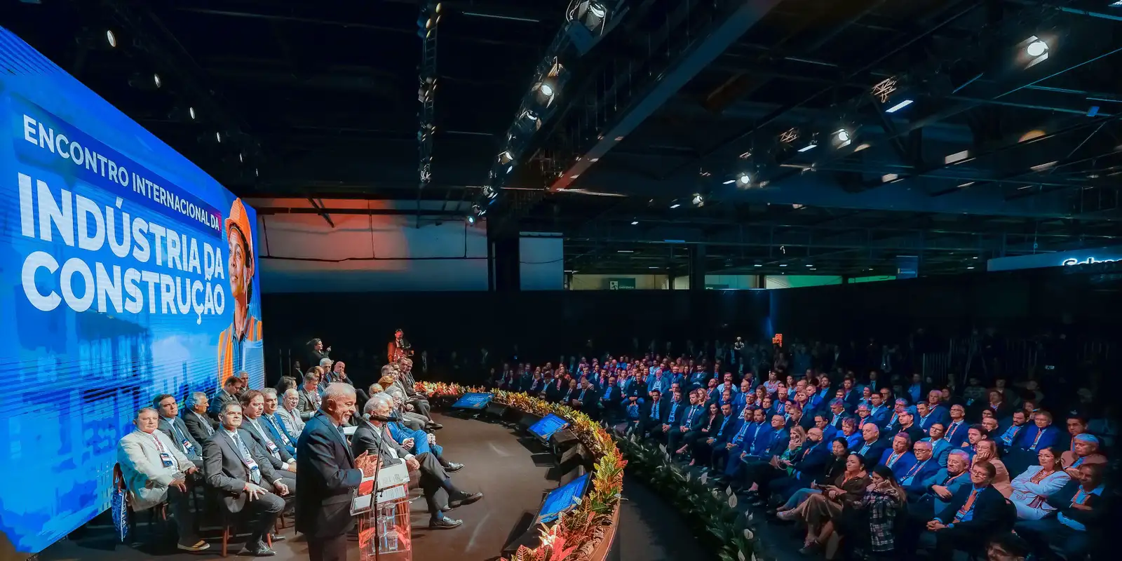 A empresários do setor de construção, Lula defende fim da escala 6x1