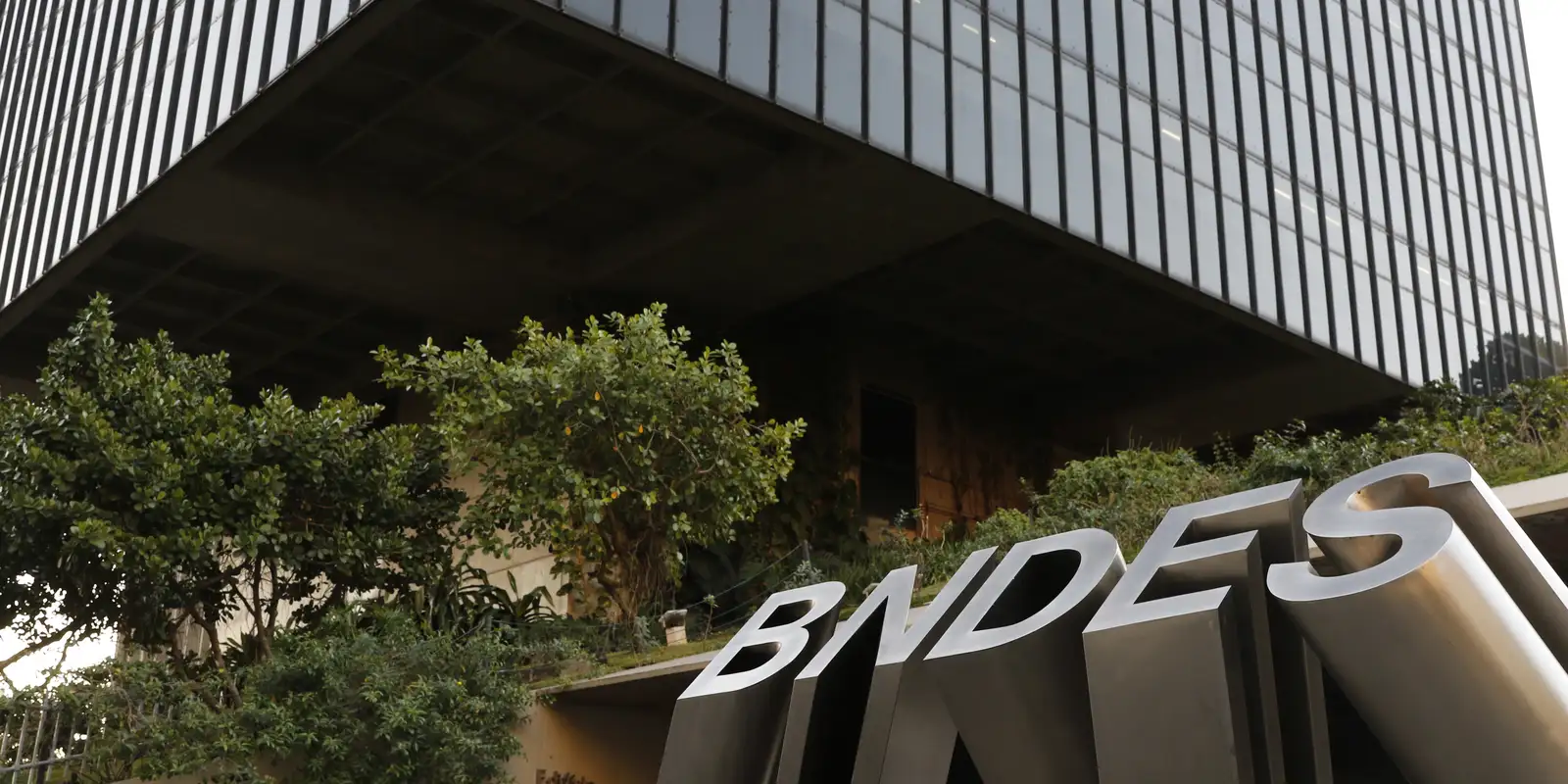 BNDES abre financiamento para transporte de carga e passageiros