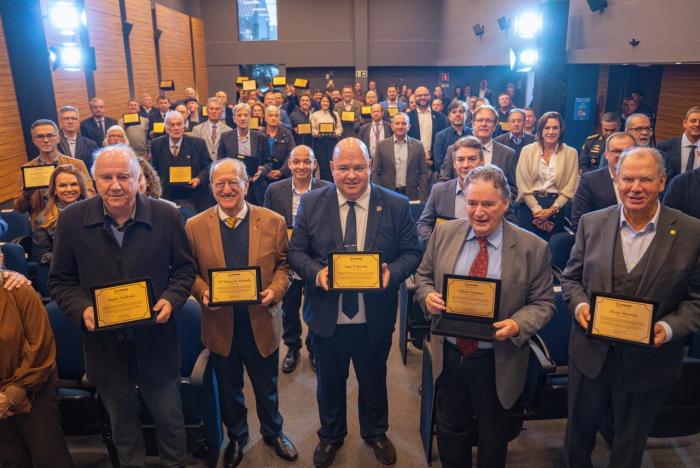 Famurs celebra 50 anos com homenagens a ex-presidentes e lançamento de livro histórico