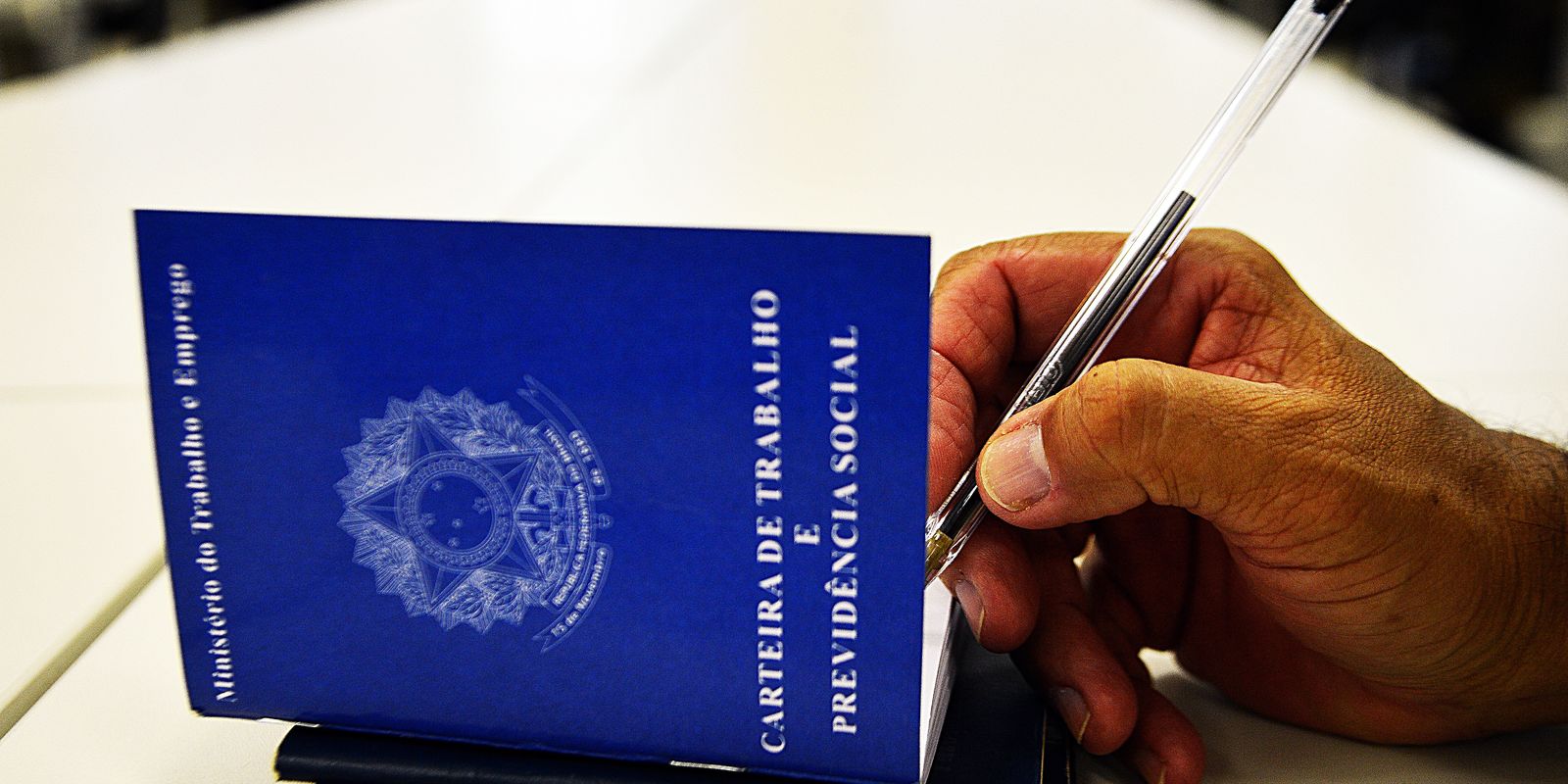 Governo veta projeto que previa jornada de 44h para jovens