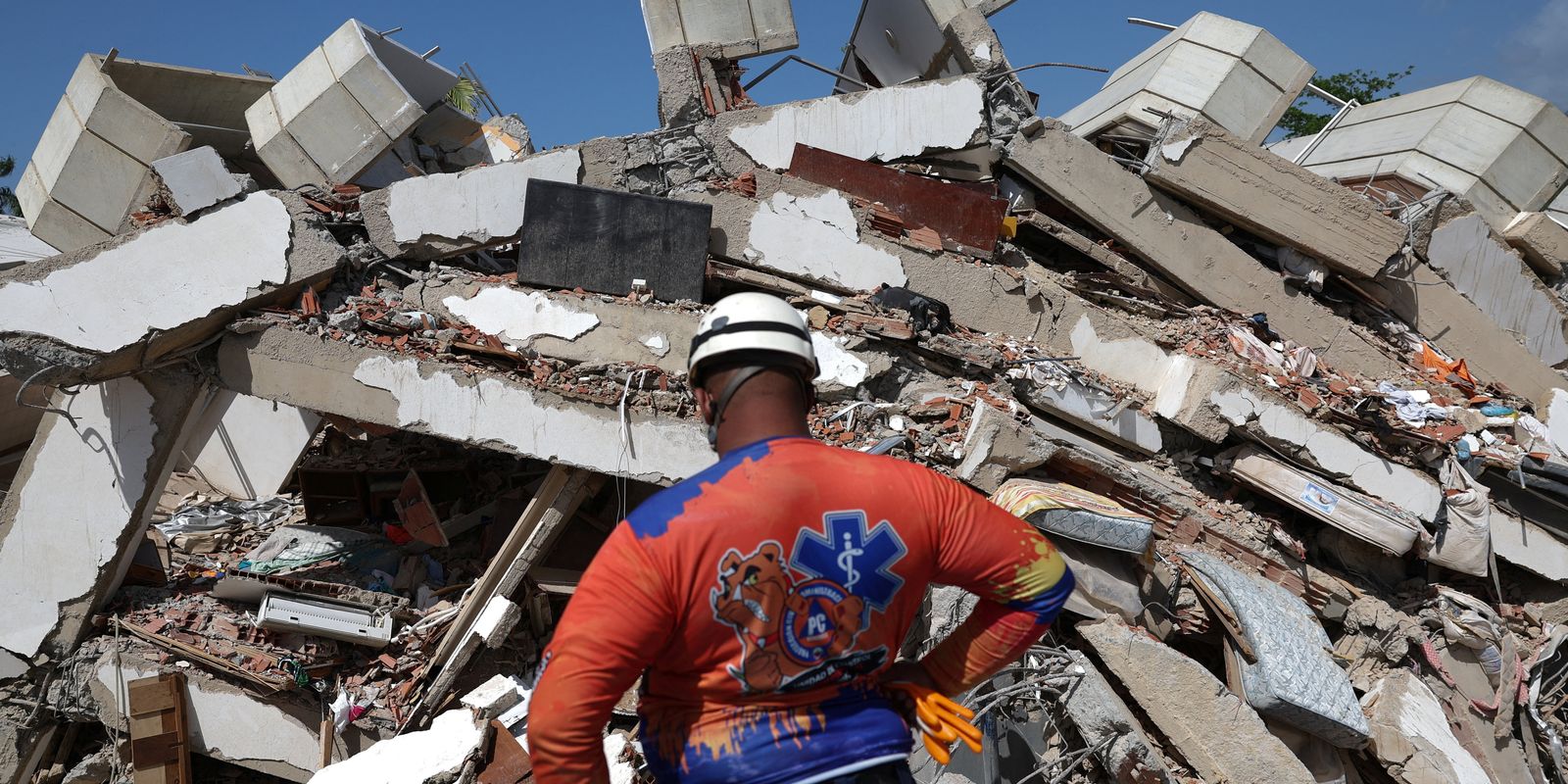 Equipes de resgate continuam a atuar após terremotos na Venezuela