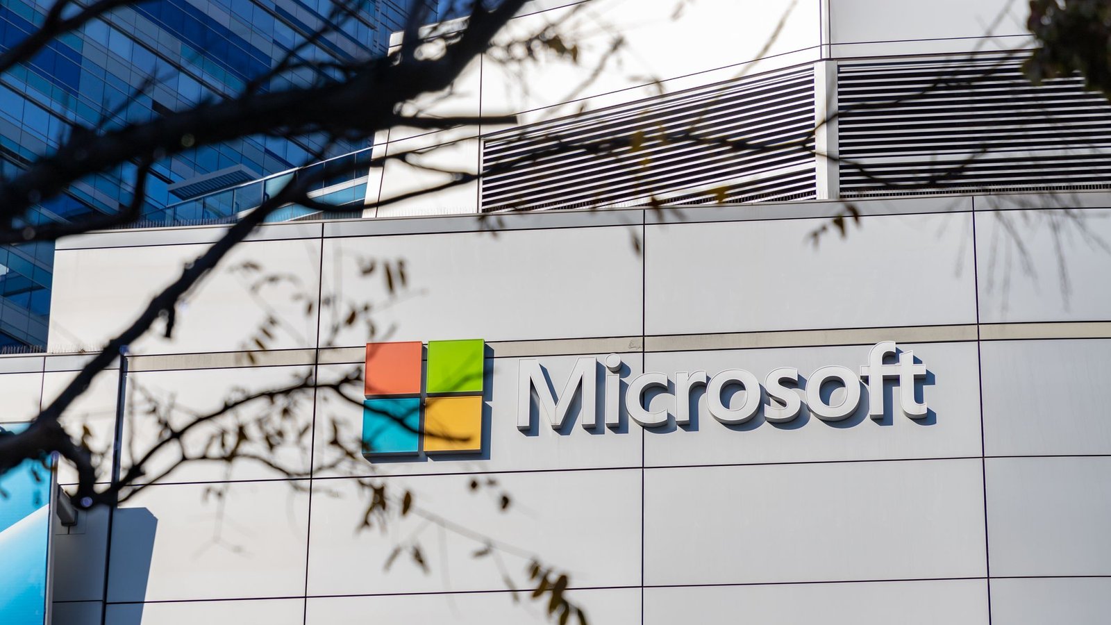 Lucro e receita da Microsoft crescem com nuvem e IA, mas Windows tem baixa