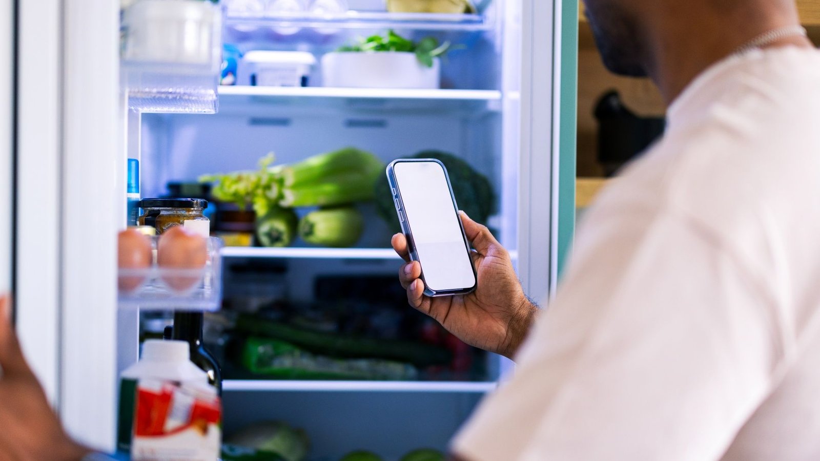 É perigoso colocar o smartphone na geladeira para esfriar? Entenda