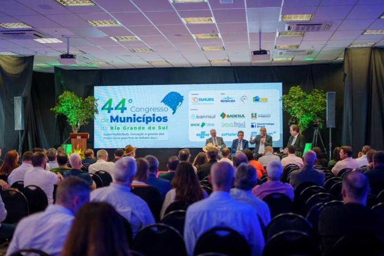 Painel reúne especialistas para orientar os gestores sobre impactos das mudanças da previdência, Reforma Tributária e receitas dos municípios
