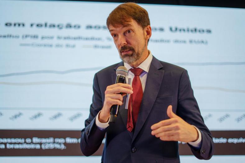 Fernando Schüler destaca produtividade e eficiência do Estado para que o Brasil cresça nos próximos anos