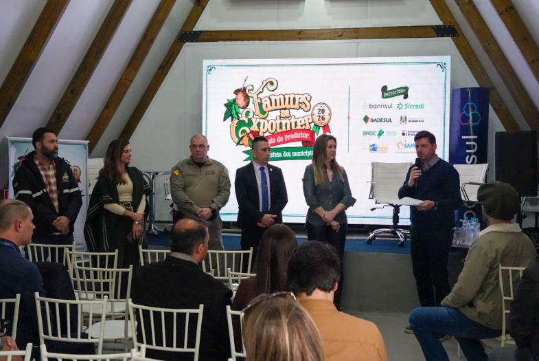 Famurs reúne gestores na Expointer para debater estratégias de combate aos crimes rurais e integração com o Estado