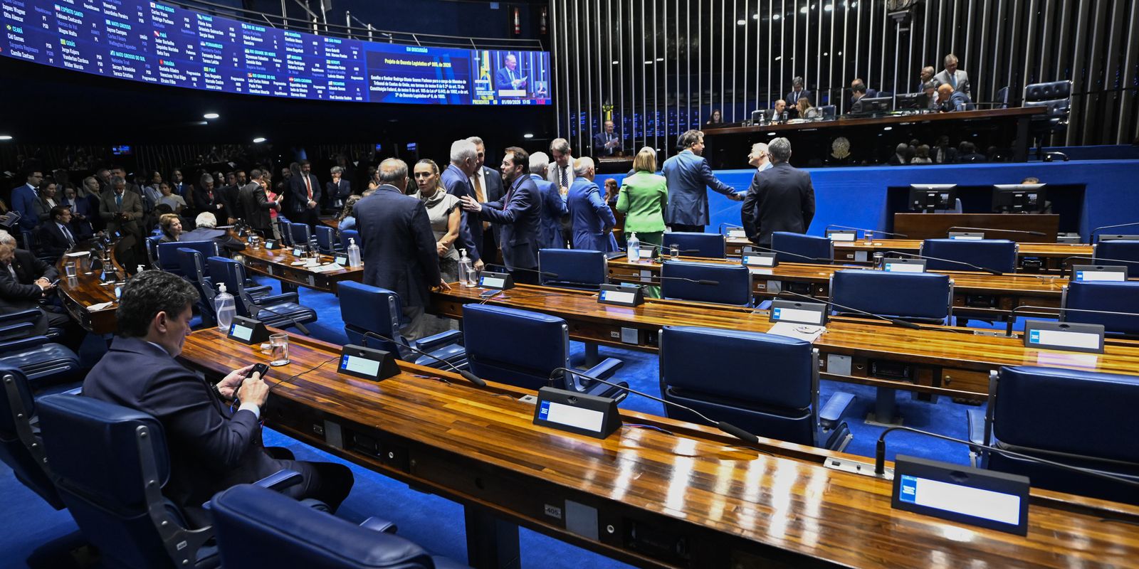 Fim da escala 6x1 volta ao debate no Senado nesta terça